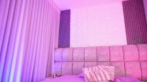 Snapshot of goddess_eli77 chatting on April 25, 3:09 am goddess_eli77 online show from April 25, 3:09 am