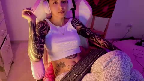 vee online show from April 17, 11:19 pm