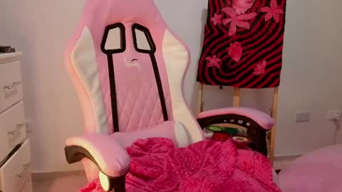 Snapshot of goddess_vee_ chatting on April 19, 11:40 pm vee online show from April 19, 11:40 pm