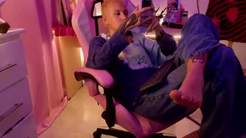 Snapshot of goddess_vee_ chatting on April 22, 5:54 am vee online show from April 22, 5:54 am