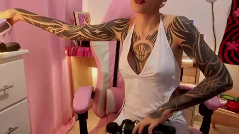 Snapshot of goddess_vee_ chatting on April 23, 12:01 am vee online show from April 23, 12:01 am