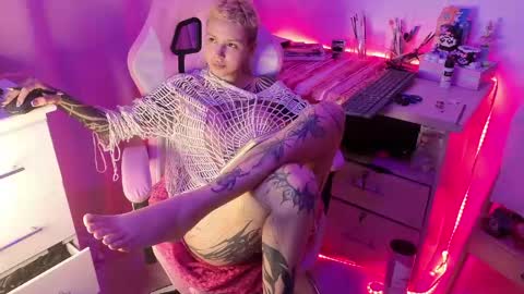 Snapshot of goddess_vee_ chatting on May 12, 9:45 pm vee online show from May 12, 9:45 pm