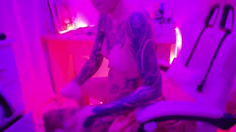 Snapshot of goddess_vee_ chatting on May 20, 2:18 am vee online show from May 20, 2:18 am