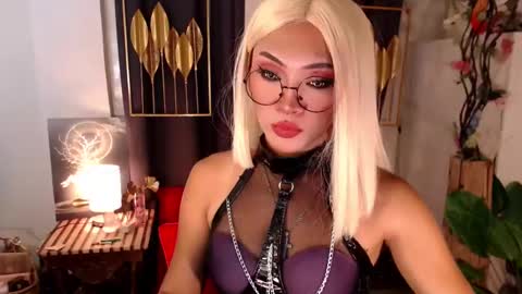 Snapshot of goddessquinnie chatting on December 6, 2:57 am quinnie online show from December 6, 2:57 am