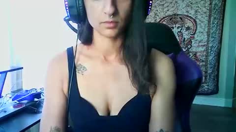 Snapshot of goddessvikkii chatting on February 23, 6:38 pm goddessvikkii online show from February 23, 6:38 pm