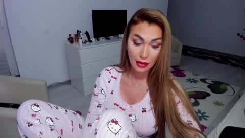 Snapshot of golddivine00 chatting on February 3, 7:29 am Nicole.. online show from February 3, 7:29 am