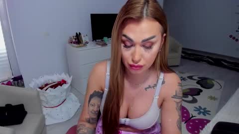 Snapshot of golddivine00 chatting on February 16, 8:10 am Nicole.. online show from February 16, 8:10 am