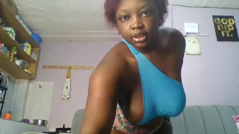 Snapshot of goldencurves_bunny chatting on July 16, 12:33 pm Bella online show from July 16, 12:33 pm