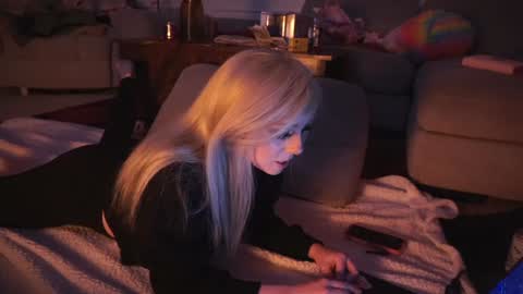 Snapshot of goldengoddessxxx chatting on December 5, 12:08 am Sammy online show from December 5, 12:08 am