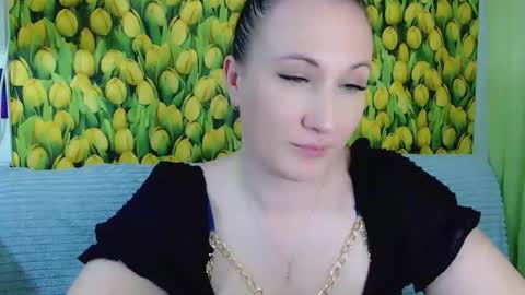 goldmoonn online show from April 2, 2:15 pm