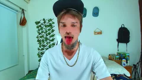 Snapshot of goldy_loyal99 chatting on February 8, 7:12 am Goldy Loyal93 online show from February 8, 7:12 am