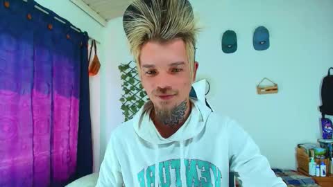 Snapshot of goldy_loyal99 chatting on February 26, 3:22 pm Goldy Loyal93 online show from February 26, 3:22 pm