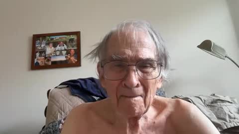 Snapshot of goodgrief12345 chatting on May 27, 6:49 pm Sweet old guy online show from May 27, 6:49 pm