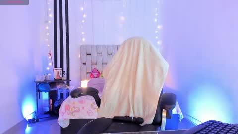 i am Jessi  I love animals and drawing I hope to get along with everyone. XOXO online show from April 25, 9:12 pm