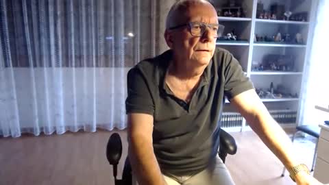 Snapshot of grandpach chatting on October 11, 11:53 am grandpach online show from October 11, 11:53 am