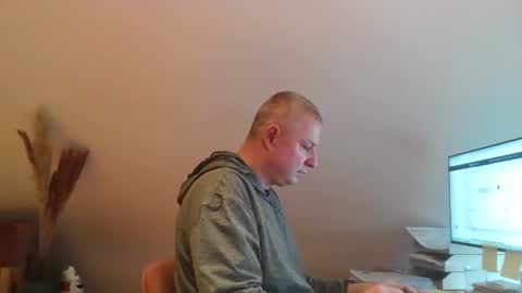 grau197077 online show from February 13, 10:44 am