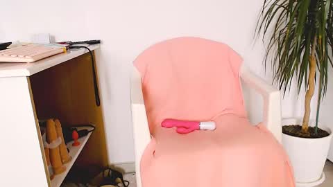 Snapshot of greek_style77 chatting on February 7, 9:16 am Alex and Ella online show from February 7, 9:16 am