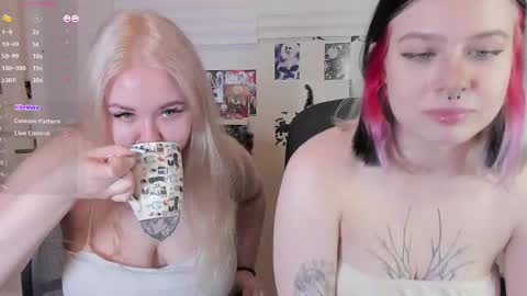 Snapshot of green_eyes_twinkl chatting on November 14, 1:21 pm Lina 3 online show from November 14, 1:21 pm