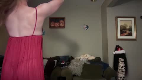 Snapshot of greenxxxqueen chatting on December 10, 5:17 am SexQueen Nikki online show from December 10, 5:17 am