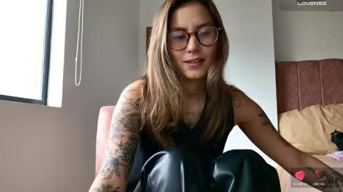 Snapshot of greta_miss chatting on December 19, 8:05 pm Emmy online show from December 19, 8:05 pm