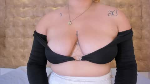 Snapshot of grettarouse chatting on April 25, 7:00 pm GRETA online show from April 25, 7:00 pm