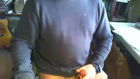 Snapshot of greyhounddog chatting on January 17, 12:43 pm greyhounddog online show from January 17, 12:43 pm