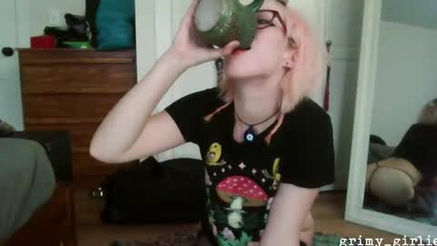 Snapshot of grimy_girlie chatting on September 30, 12:48 am grimygirlie online show from September 30, 12:48 am