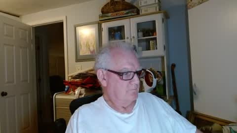 Snapshot of gspotlover1 chatting on June 20, 8:28 am Horny Daddy online show from June 20, 8:28 am