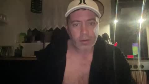 Snapshot of guil0 chatting on April 18, 7:23 am guil0 online show from April 18, 7:23 am