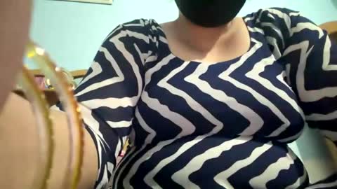 Snapshot of gurleen_kaur69 chatting on July 21, 11:01 am gurleen_kaur69 online show from July 21, 11:01 am