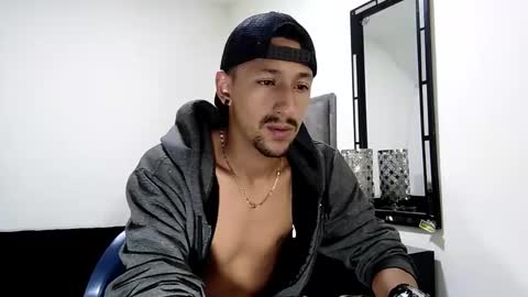 Snapshot of guykarim chatting on December 12, 3:32 am karim online show from December 12, 3:32 am