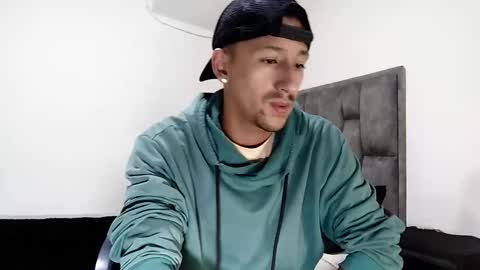 Snapshot of guykarim chatting on March 1, 12:12 pm karim online show from March 1, 12:12 pm