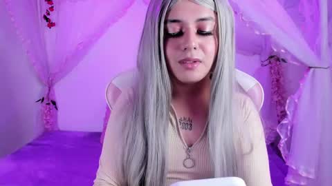 Isabella online show from May 1, 2:32 pm