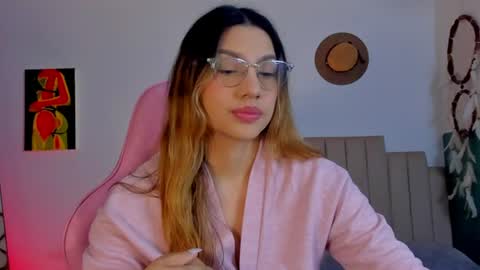 Snapshot of h3y_mia3 chatting on July 24, 2:53 am Paulina online show from July 24, 2:53 am