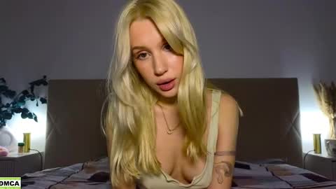 Snapshot of hailey_would chatting on May 21, 10:28 pm hailey_would online show from May 21, 10:28 pm