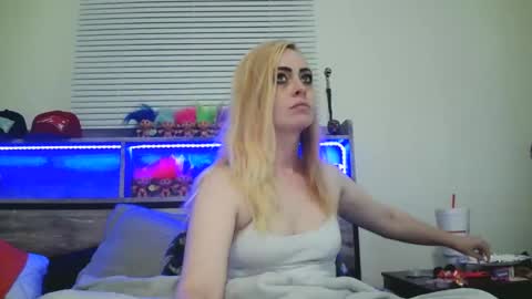 Snapshot of haileyakuma69 chatting on December 10, 12:06 am Hailey and d online show from December 10, 12:06 am