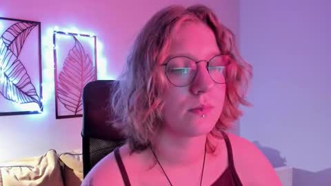 Snapshot of haileyfoxy chatting on November 18, 8:52 am Hailey online show from November 18, 8:52 am