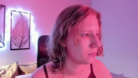 Snapshot of haileyfoxy chatting on November 20, 9:09 am Hailey online show from November 20, 9:09 am