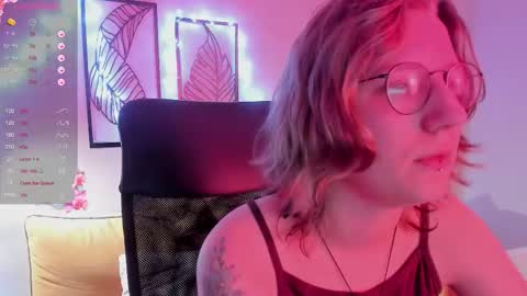 Snapshot of haileyfoxy chatting on November 22, 9:19 am Hailey online show from November 22, 9:19 am
