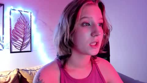 Snapshot of haileyfoxy chatting on November 30, 9:35 am Hailey online show from November 30, 9:35 am