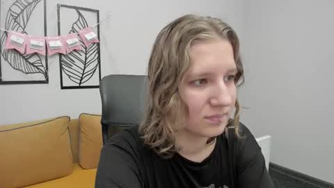 Snapshot of haileyfoxy chatting on February 13, 12:01 pm Hailey online show from February 13, 12:01 pm