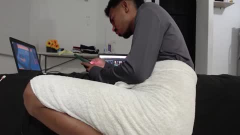 halfenaked17 online show from December 4, 4:00 am