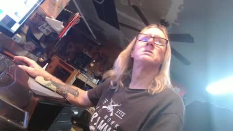 Snapshot of handyman5303 chatting on February 12, 9:43 pm Handystudman online show from February 12, 9:43 pm