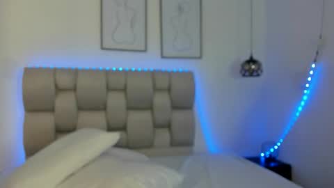 hanna__evans_ online show from February 8, 12:30 pm