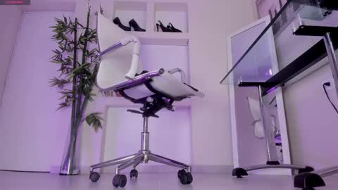 HANNAH HOWELL online show from February 5, 8:30 am