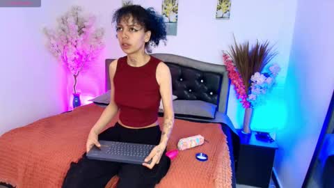 Snapshot of hannahblue_ chatting on February 5, 12:21 pm HannahBlue online show from February 5, 12:21 pm