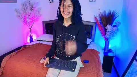 Snapshot of hannahblue_ chatting on February 13, 12:45 pm HannahBlue online show from February 13, 12:45 pm