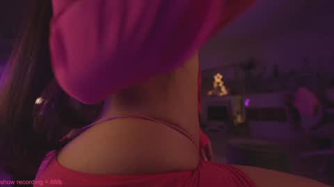 Hannah James online show from December 12, 7:15 pm