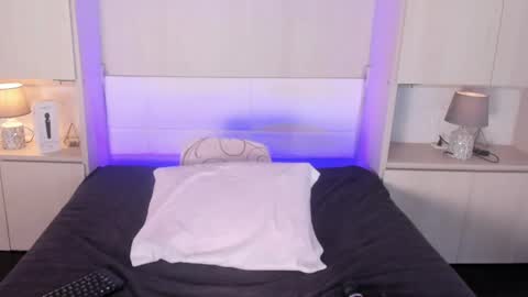 hannyk_ online show from September 13, 4:34 am