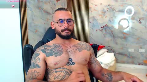 Snapshot of hanz_col chatting on March 4, 6:47 am hanz_col online show from March 4, 6:47 am